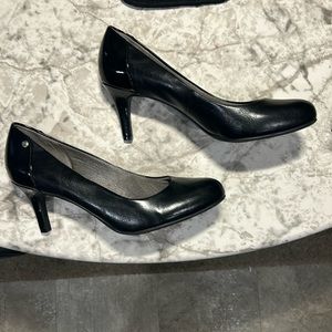 Black Pumps